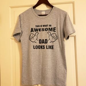 NWOT gray This Is What An Awesome Dad Looks Like T-shirt, S